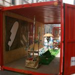 Container rosso per esposizioni artistiche – Struttura aperta trasformata in galleria temporanea con opere d’arte e installazioni a tema ecologico.