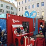 Container per eventi natalizi – Container rosso decorato a tema natalizio con il logo Loacker, utilizzato come spazio espositivo e interattivo in un evento all’aperto.