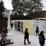 Container espositivo per fiera all’aperto – Spazio modulare composto da più container con diverse finiture, adibito a evento espositivo in un’area fieristica.