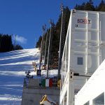 Container per eventi sportivi in ambiente invernale – Container bianchi modulari con logo BOX4T, utilizzati come spazi operativi a bordo pista in un contesto montano.