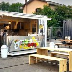 Container street food personalizzato con cucina attrezzata, utilizzato come chiosco per la vendita di pasta fresca in un'area all'aperto.