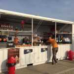 Chiosco bar realizzato con container modificato, dotato di sportelli a ribalta e attrezzato per la vendita di bevande e snack in eventi e manifestazioni.
