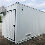 Container data center bianco con porta rinforzata e sistema di climatizzazione esterno, progettato per ospitare infrastrutture IT in ambienti controllati.