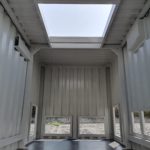 Interno di un container data center con struttura in acciaio e aperture per il raffreddamento, progettato per garantire ventilazione e sicurezza per le apparecchiature IT.