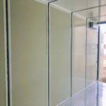 Interno di un container data center con pannelli isolanti e pavimento in acciaio, ottimizzato per la protezione di server e dispositivi di rete.