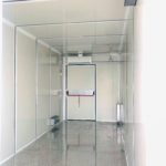 Interno di un shelter cabina elettrica con pavimento in alluminio antiscivolo e pareti rinforzate, progettato per l'installazione di quadri elettrici, inverter e trasformatori.