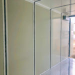 Vista interna di un shelter elettrico con struttura coibentata e finiture in acciaio, ideale per ospitare apparecchiature sensibili come trasformatori e inverter.