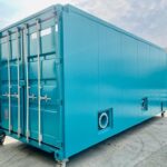 Container industriale coibentato di colore blu con porte posteriori rinforzate e aperture tecniche.