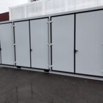 Container industriale con porte multiple - Container personalizzato con più porte di accesso, ideale per stoccaggio o uso modulare.