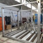 Telaio in fase di assemblaggio per la realizzazione di un container industriale su misura.