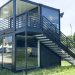 Showbox container modulare Radio 105 a due livelli, dotato di scala esterna, terrazza coibentata e ampie vetrate, progettato per trasmissioni e hospitality durante eventi musicali.