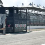 Struttura modulare Virgin Radio a due livelli, posizionata a bordo pista con terrazza panoramica e vetrate brandizzate, in occasione del concerto degli AC/DC a Imola.