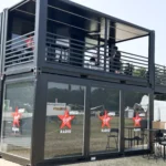 Showbox container Virgin Radio su due piani con terrazza panoramica e pareti vetrate brandizzate, posizionato in un’area concerti con allestimento esterno e arredi mobili.