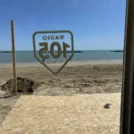 Vista dal container studio Radio 105 sulla spiaggia di Senigallia per l’evento XMasters, con finestra panoramica fronte mare e logo Radio 105 in evidenza.