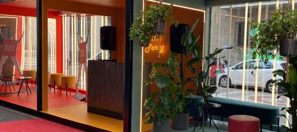 Container espositivo per eventi Fuorisalone a Milano, con allestimento moderno, luci LED e arredi eleganti per un'esperienza immersiva.