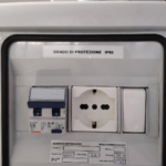Impianto elettrico per container reefer, con quadro di distribuzione a protezione IP65, progettato per garantire un’alimentazione sicura e affidabile.