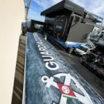 Copertura dello showbox personalizzata con logo e grafica della Guardia Costiera a Sanremo