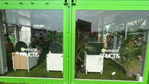 Vista interna dell’Experience Area Garnier Fructis al Nameless Festival, con specchi, postazioni haircare e pubblico immerso nell’attività.