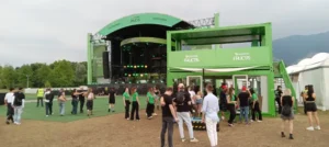 Struttura modulare Garnier Fructis a due piani di fronte alla Fructis Arena del Nameless Festival 2025, con visitatori in interazione.