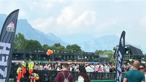 Vista sulla folla durante il Nameless Festival 2025, con la struttura modulare a due piani realizzata da Phoenix International sullo sfondo, incorniciata dalle montagne del Lago di Como.