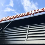 Dettaglio dell’insegna Jägermeister retroilluminata su struttura container a due livelli realizzata da Phoenix International per evento al Kappa FuturFestival.