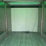 Interno del container refrigerato allestito con illuminazione LED verde, progettato da Phoenix International per servire Jägermeister alla temperatura ideale durante il festival.