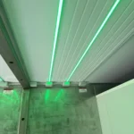 Illuminazione LED verde integrata nel soffitto del container Jägermeister, per un effetto scenografico e riconoscibile durante l’evento al Kappa FuturFestival.