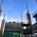 Struttura container bxrandizzata Jägermeister con terrazza sopraelevata e insegna luminosa realizzata da Phoenix International per il Kappa FuturFestival di Torino.