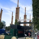 Container bar Jägermeister con struttura a due livelli in fase di allestimento presso il Kappa FuturFestival, progettato da Phoenix International.