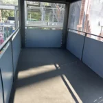 Dettaglio della terrazza coperta del container Jägermeister con finiture professionali e struttura modulare, realizzata da Phoenix International per l’evento a Torino.