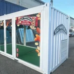 Struttura containerizzata Eat Natural by Phoenix International, compatta e modulare, pronta per eventi itineranti.