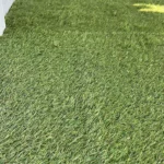 Dettaglio della pavimentazione in prato sintetico installata nello showbox Eat Natural, pensata per ricreare un’atmosfera naturale e accogliente durante eventi, fiere e promozioni itineranti.