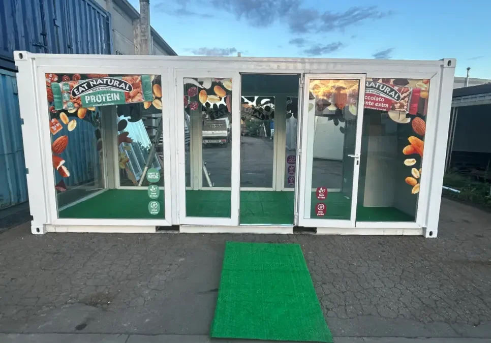 Showbox container personalizzato Eat Natural realizzato da Phoenix International con branding esterno e pavimentazione in prato sintetico per tour promozionale.