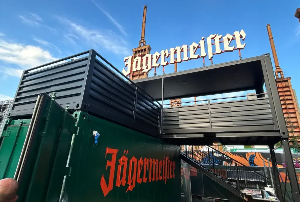 Struttura a due livelli con container personalizzato Jägermeister e terrazza sopraelevata realizzata da Phoenix International per il Kappa FuturFestival di Torino.