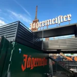 Struttura a due livelli con container personalizzato Jägermeister e terrazza sopraelevata realizzata da Phoenix International per il Kappa FuturFestival di Torino.