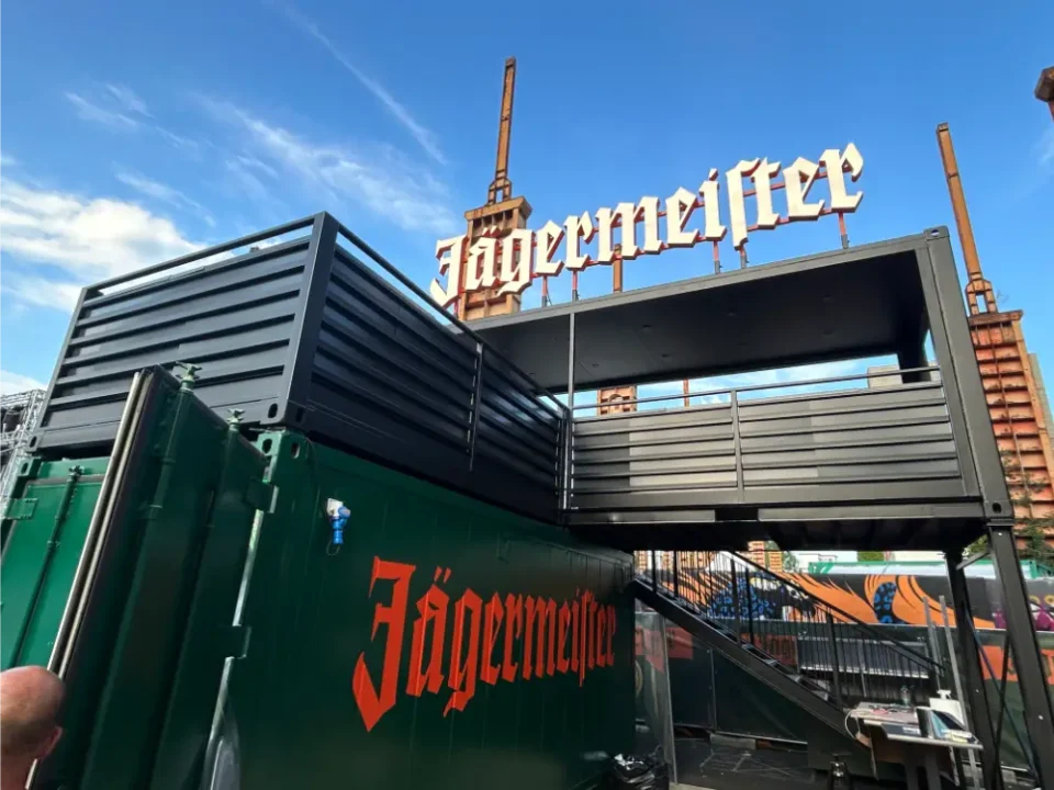 Struttura a due livelli con container personalizzato Jägermeister e terrazza sopraelevata realizzata da Phoenix International per il Kappa FuturFestival di Torino.