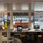 Interno container Showbox con postazione radio e vista sulla pista di pattinaggio in Piazza Regione Lombardia a Milano