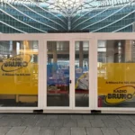 Container vetrato brandizzato Radio Bruno utilizzato per dirette live durante evento natalizio a Milano