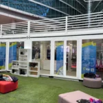 Struttura modulare Showbox con terrazza e area accoglienza allestita in Piazza Regione Lombardia