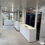 Interno container attrezzato con banco reception e spazi organizzativi per attività eventi
