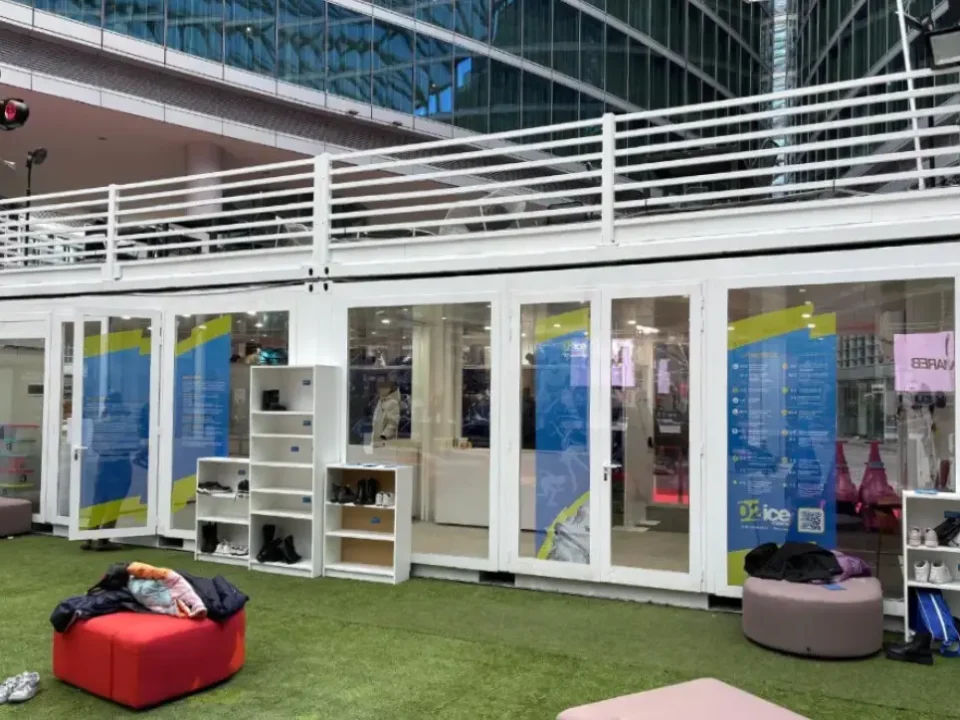 Container Showbox modulari con terrazza allestiti in Piazza Regione Lombardia a Milano, spazio eventi con area accoglienza e vetrine espositive