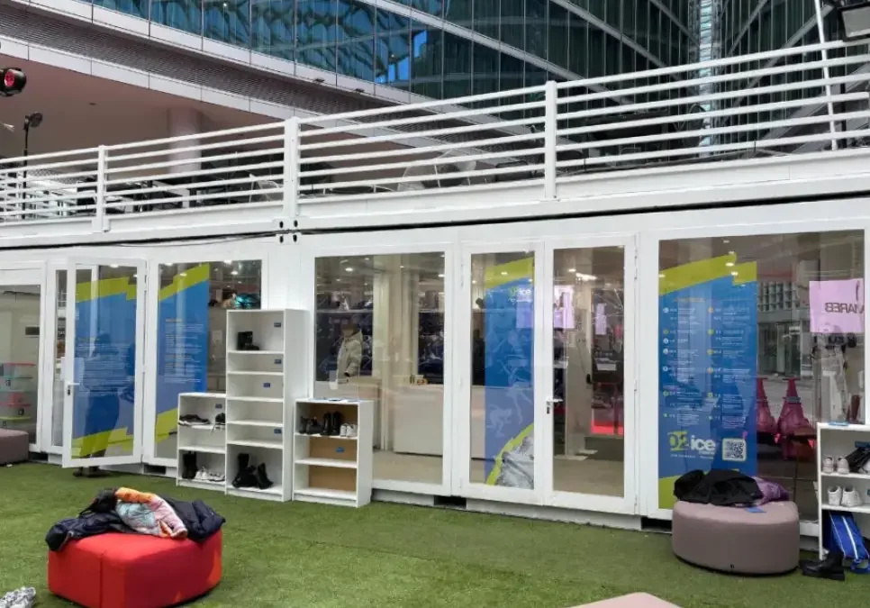 Container Showbox modulari con terrazza allestiti in Piazza Regione Lombardia a Milano, spazio eventi con area accoglienza e vetrine espositive