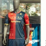 Manichino con maglia Genoa x Rolling Stone esposto all’interno del container showroom Phoenix International