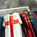 Maglie ufficiali Genoa x Rolling Stone esposte nel container showroom durante il Festival