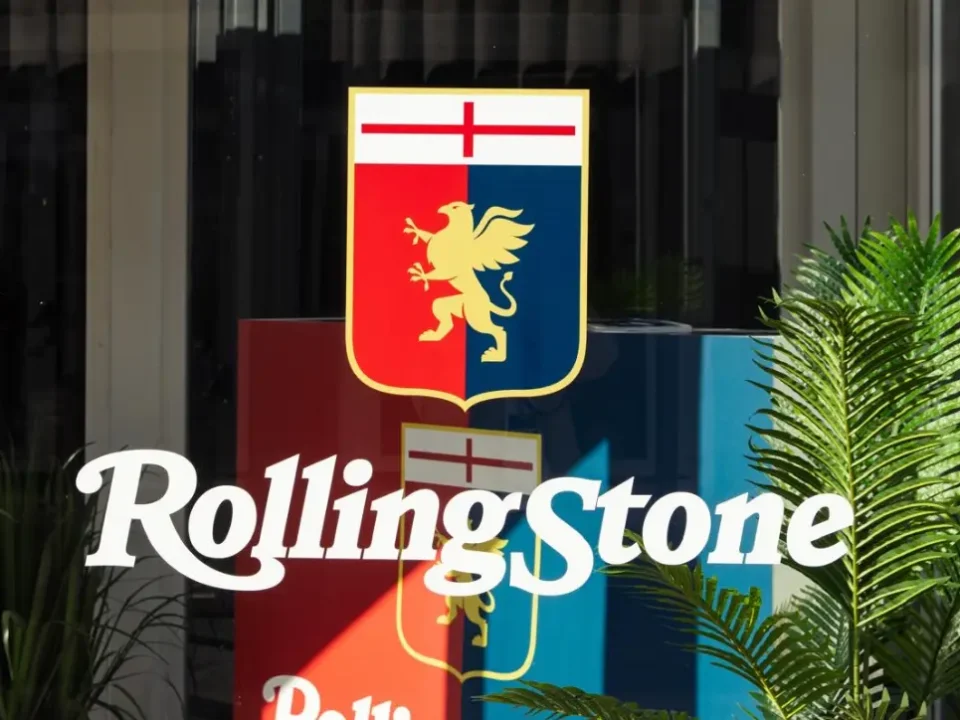 Container Showbox vetrato brandizzato Rolling Stone e Genoa al Festival di Sanremo, dettaglio logo su vetrata dell’hub eventi Phoenix International