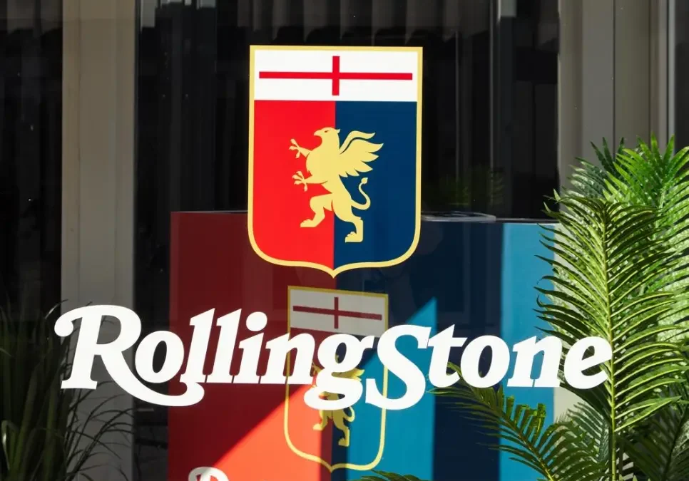 Container Showbox vetrato brandizzato Rolling Stone e Genoa al Festival di Sanremo, dettaglio logo su vetrata dell’hub eventi Phoenix International