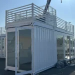 Struttura container Showbox modulare a due piani con terrazza in fase di allestimento per stand fieristico