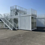 Stand modulare in container Showbox con scale e terrazze panoramiche per eventi e fiere