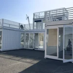 Configurazione container Showbox con moduli vetrati e spazi espositivi per stand personalizzato