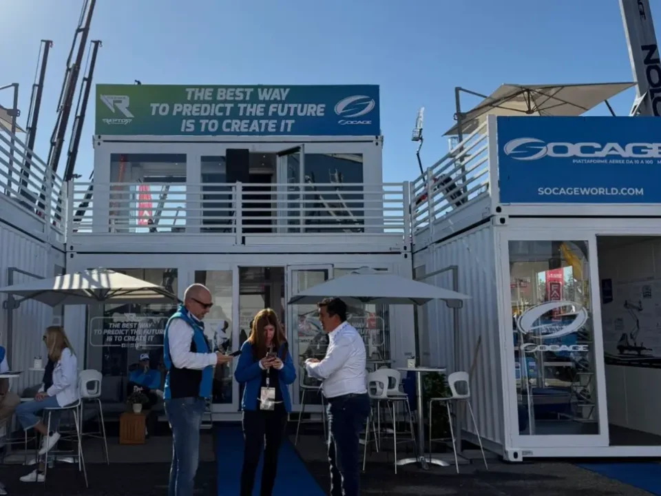 Stand Sogace realizzato con container Showbox modulari su due livelli al GIS EXPO, con area meeting e terrazza panoramica